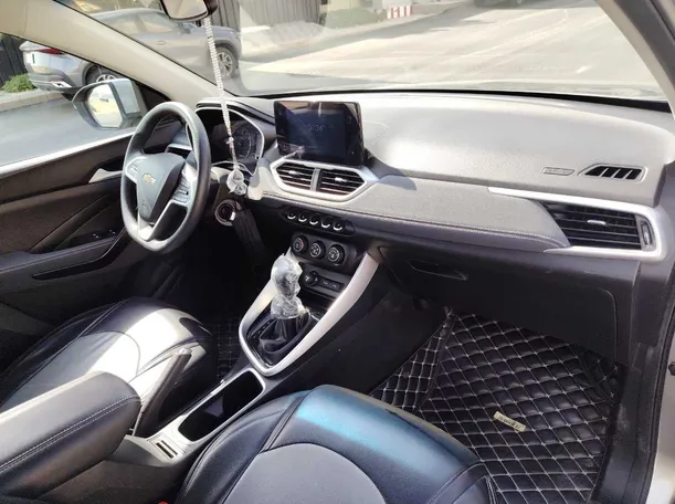 Car image 14
