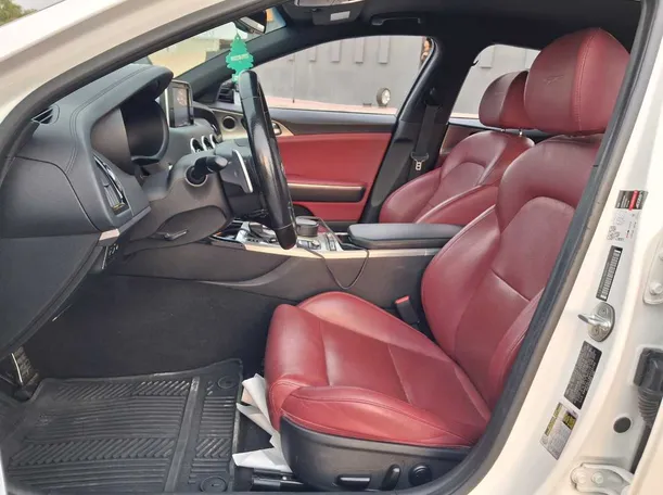 Car image 12