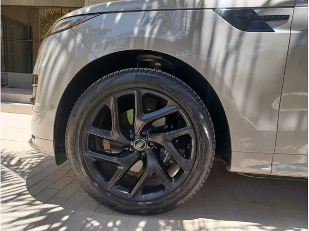 Car image 10