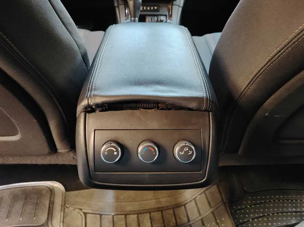 Car image 28
