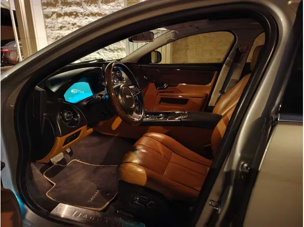 Car image 18