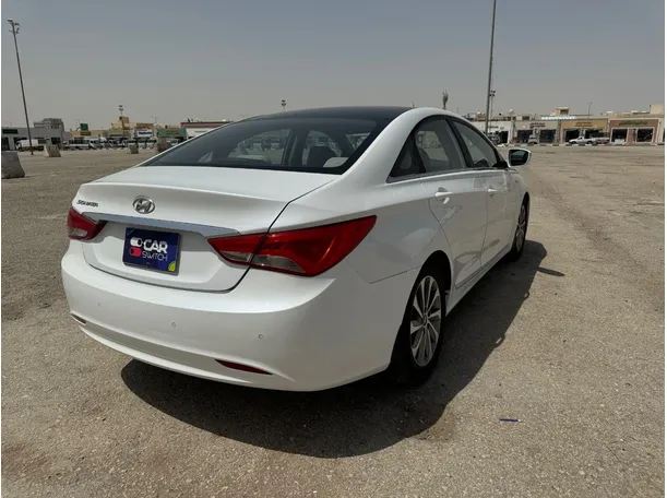 Car image 5