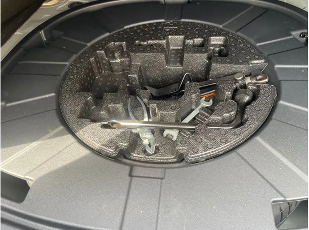 Car image 25