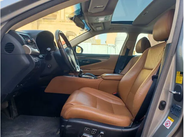 Car image 11