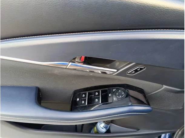 Car image 27