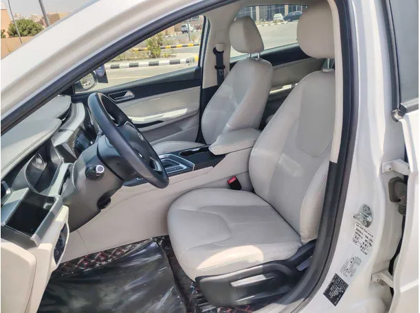 Car image 10