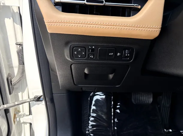 Car image 24