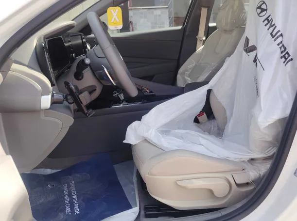 Car image 12