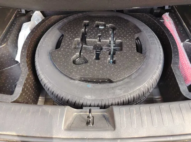 Car image 32
