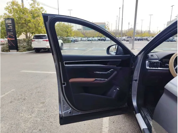 Car image 11
