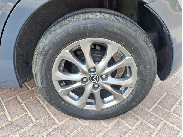Car image 9
