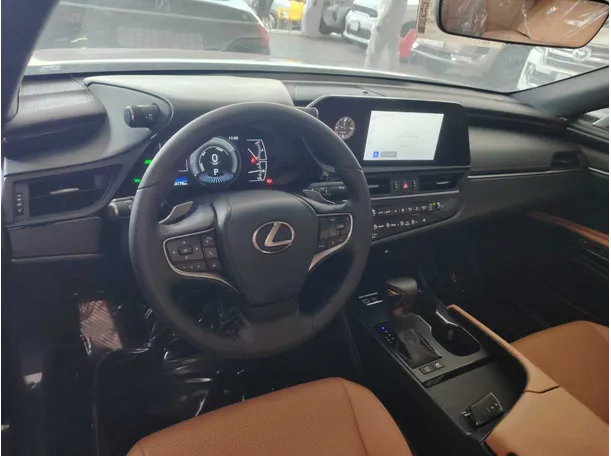 Car image 14
