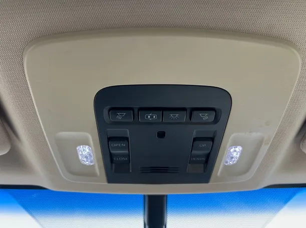 Car image 24