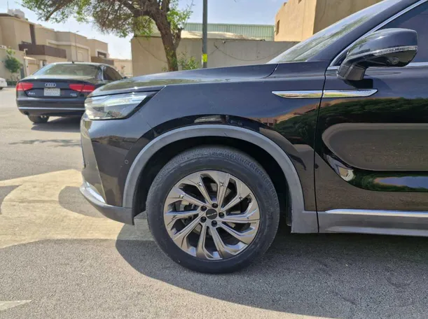 Car image 9