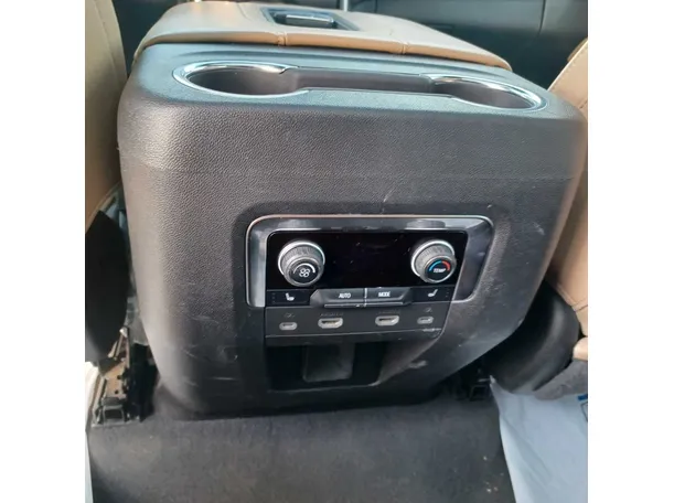 Car image 26