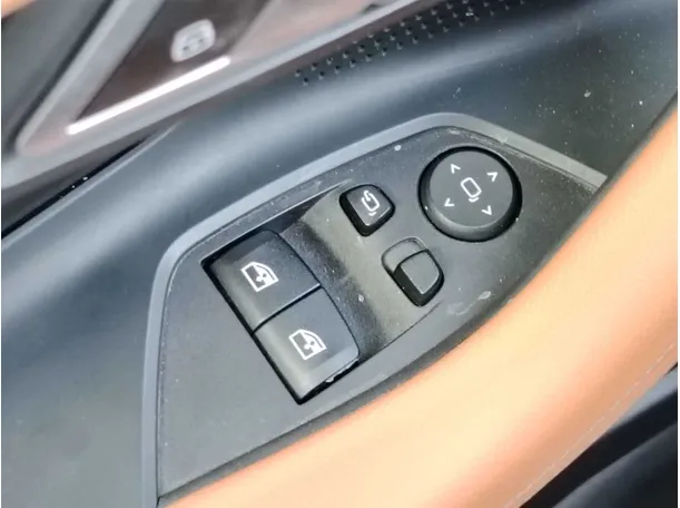 Car image 25