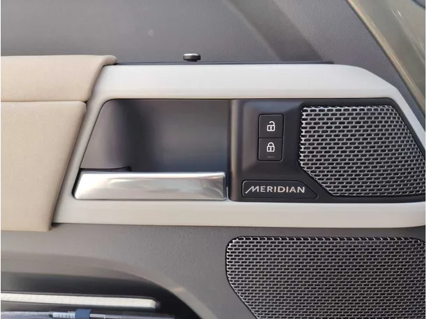 Car image 30