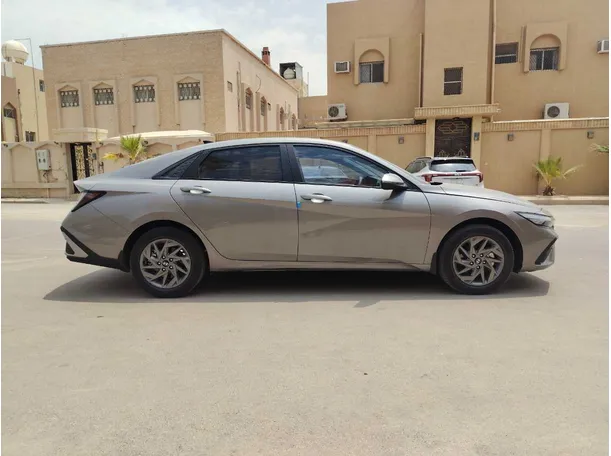 Car image 4