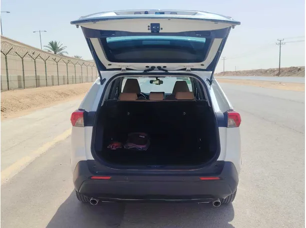 Car image 19