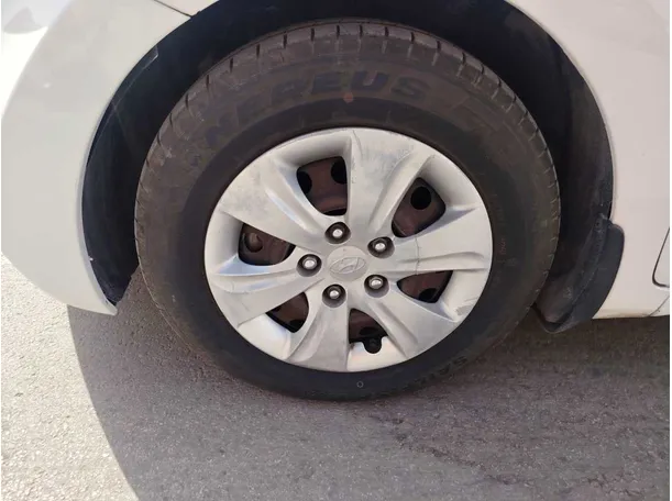 Car image 9
