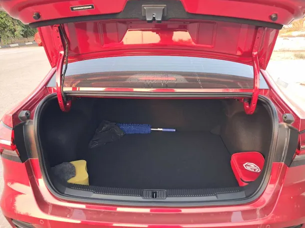 Car image 18