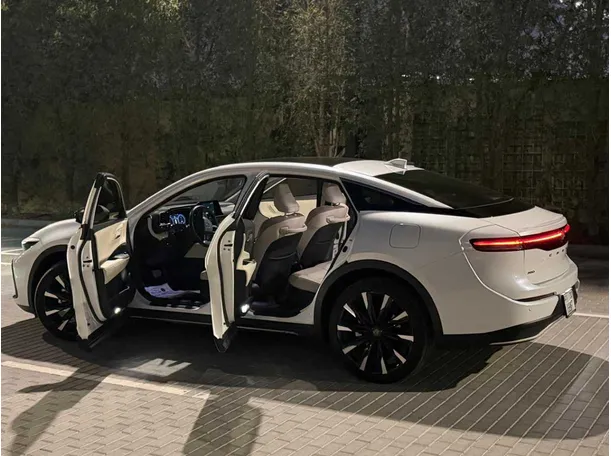 Car image 11