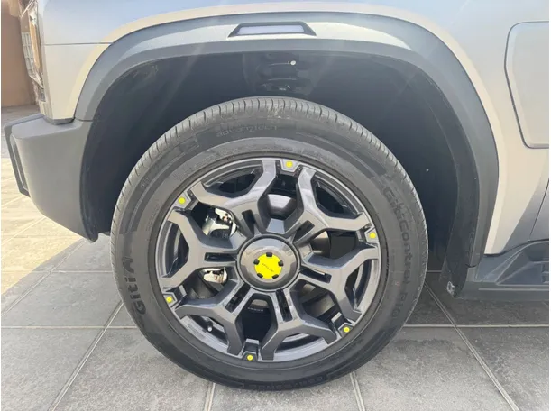Car image 9