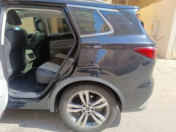 Car image 15