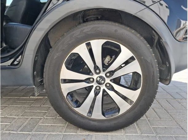 Car image 9
