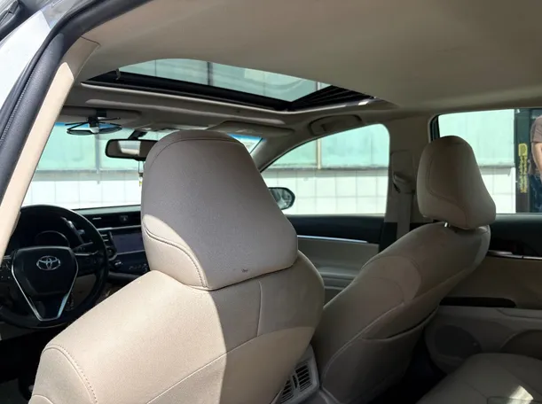 Car image 18