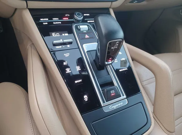 Car image 17