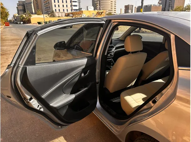Car image 13