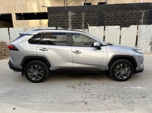 Car image 4
