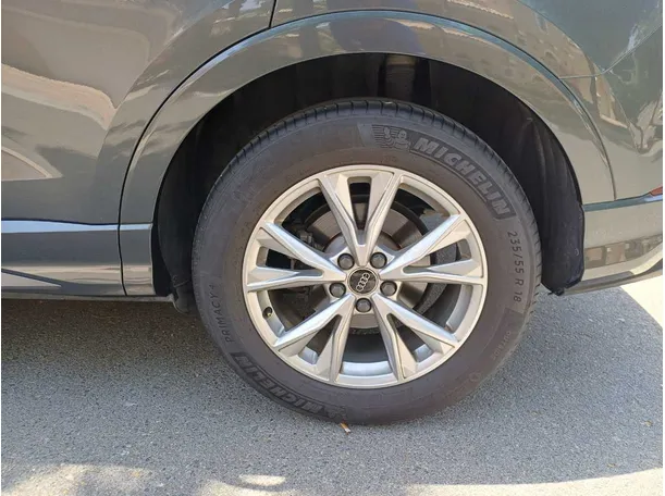 Car image 9