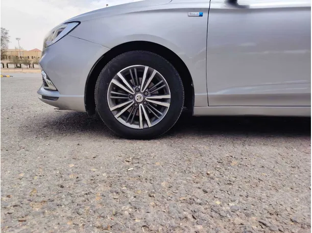 Car image 11