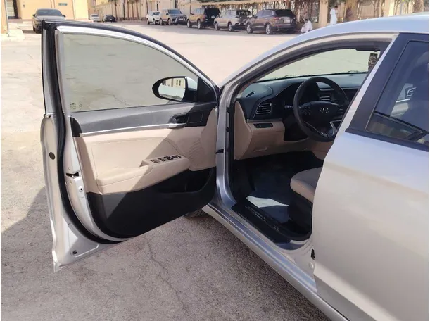 Car image 11