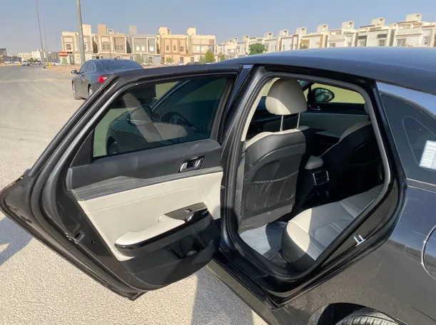 Car image 12