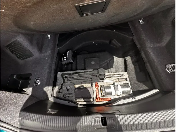 Car image 27