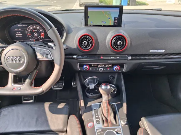 Car image 18