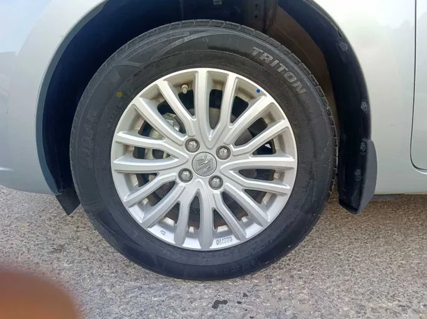Car image 10