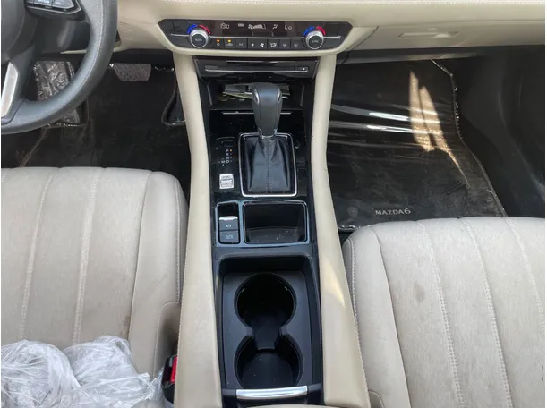 Car image 18