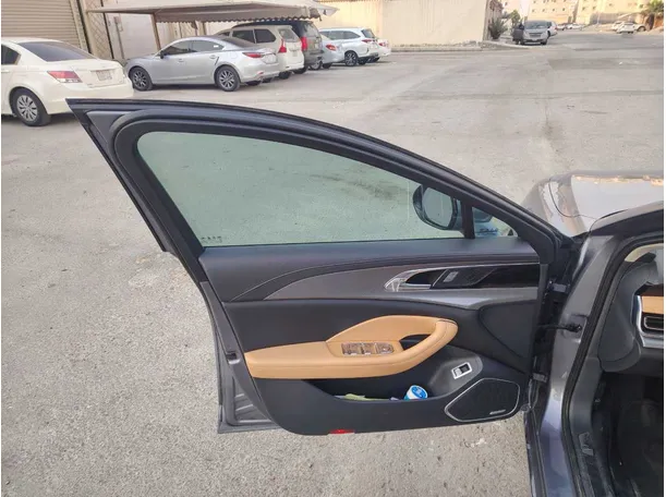 Car image 10