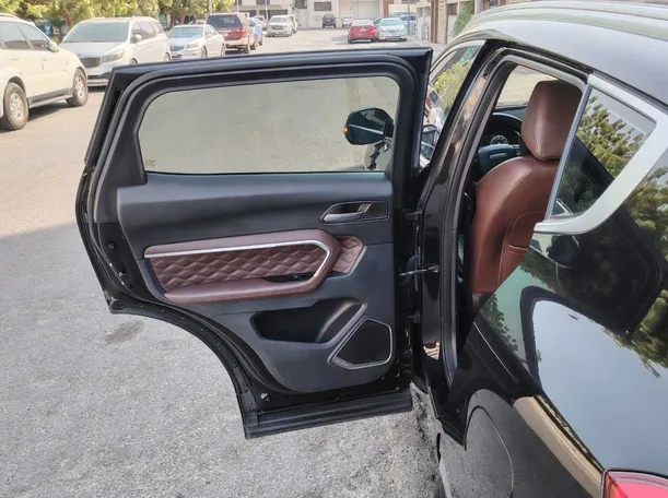 Car image 13