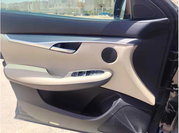 Car image 27