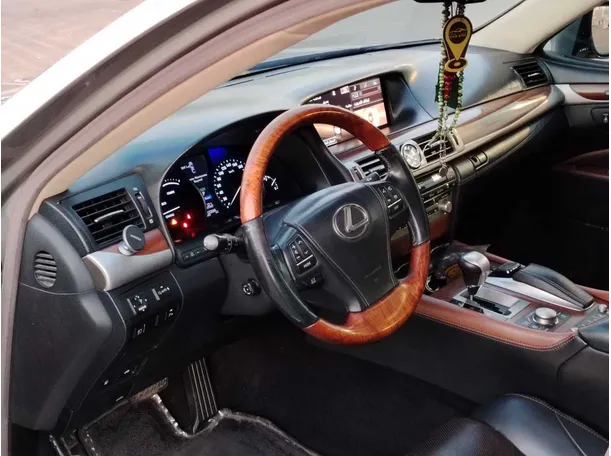 Car image 13