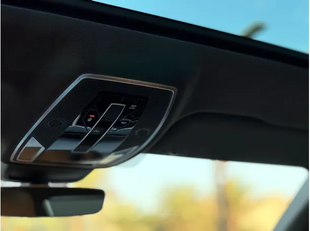 Car image 32