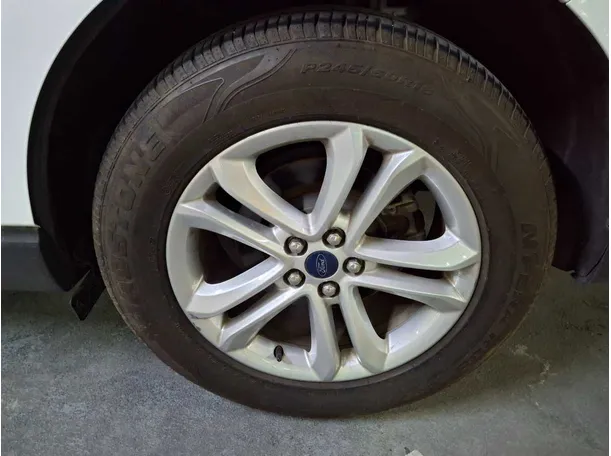 Car image 9