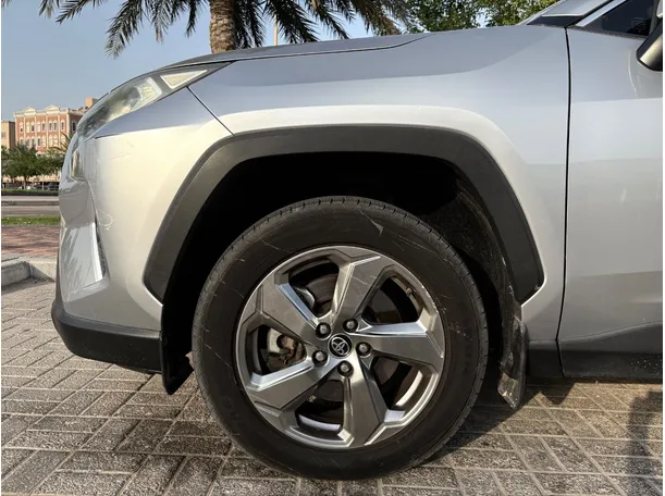 Car image 9