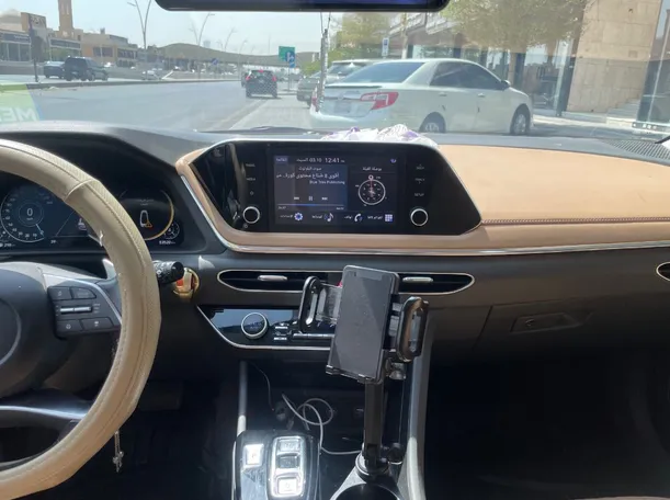 Car image 19