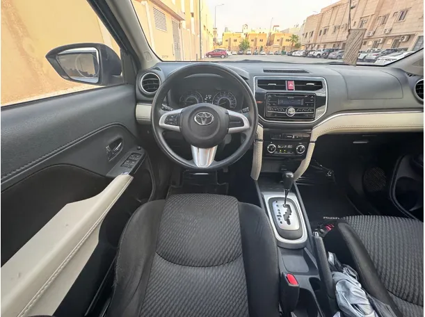 Car image 16